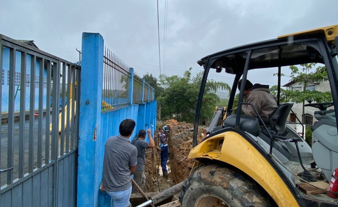 Prefeitura De Antonina Realiza Manutenção Na Calçada Próxima à Escola Prof. Cleu...