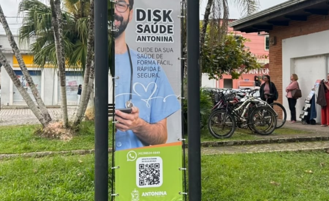 Estrutura para painéis são instalados em Antonina para ampliar acesso às informações para população 
