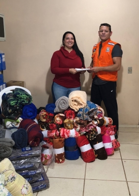 Antonina recebe mais de 400 peças de roupas e cobertores para realizar doações 