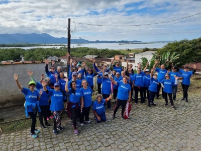 Alunos do Projeto Mais Saúde participam de caminhada pela cidade