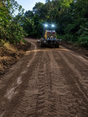 Prefeitura de Antonina realiza manutenção e patrolamento na Estrada do Cedro