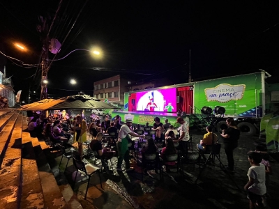 Primeiro dia do Projeto Cinema na Praça é um sucesso