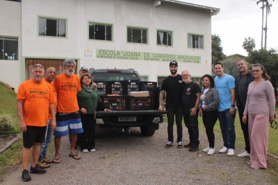 Alimentos arrecadados no 3º Encontro de Motocicletas são entregues a APAE