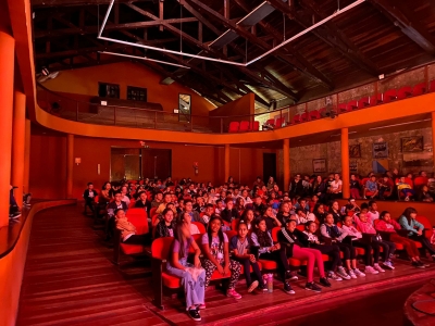 Theatro Municipal de Antonina recebeu a peça de teatro Mágico de Oss da Cia do Abração