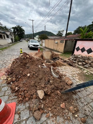 Prefeitura de Antonina realiza manutenções de manilhas no bairro Tucunduva
