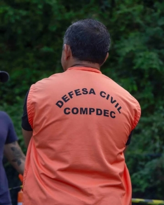 Defesa Civil realiza vistoria em encosta de morro