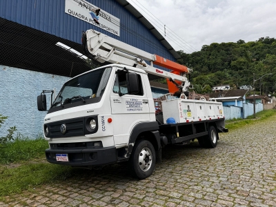 Prefeitura instala nova iluminação na quadra da Escola Municipal Otávio Secundino