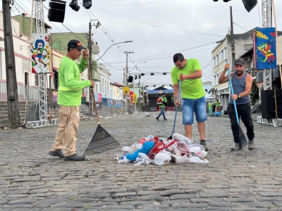 Equipes de limpeza entram em ação após o primeiro dia de Carnaval em Antonina