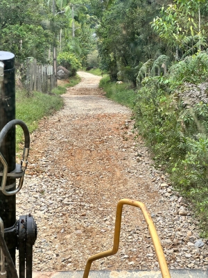 Prefeitura de Antonina realiza manutenção de estradas rurais no Rio Pequeno e Bairro Alto