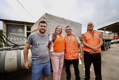 Prefeita Rozane Osaki acompanha nova entrega de telhas da Defesa Civil  