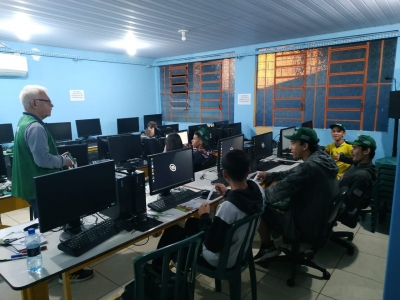 Alunos do Colégio Estadual Atahir Gonçalves recebem curso de introdução à informática