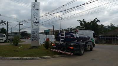 Prefeitura de Antonina realiza limpeza no letreiro na entrada da cidade