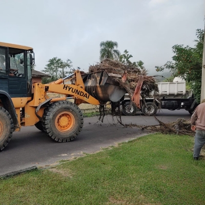 Prefeitura de Antonina em ação, realizando coleta do lixo especial