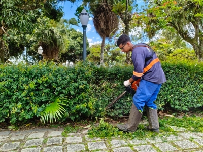 Prefeitura intensifica serviços de limpeza, roçadas e podas em diversos pontos da cidade