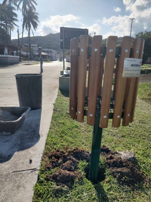 Prefeitura de Antonina instala novas lixeiras na Praça da Feira Mar