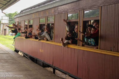 Turistas do Rio de Janeiro realizam passeio na Maria Fumaça e conhecem histórias e cultura de Antonia