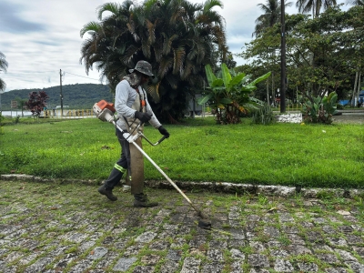 Prefeitura de Antonina realiza serviço de roçada na região central