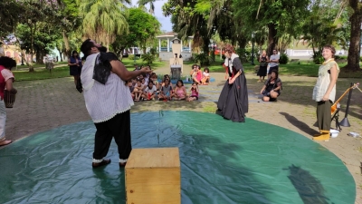 Teatro ao ar livre encanta público na Praça Coronel Macedo