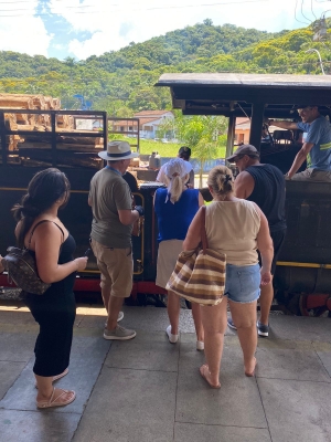 Mais de 60 turistas do Cruzeiro M S C fazem passeio de Maria Fumaça e aproveitam o Centro Histórico de Antonina