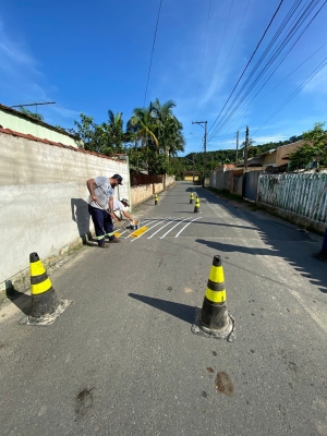 Prefeitura de Antonina reforça sinalização viária com pintura de lombadas