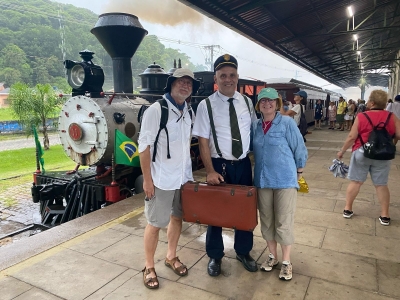 Turistas Alemães Visitam Antonina e Embarcam na Maria Fumaça
