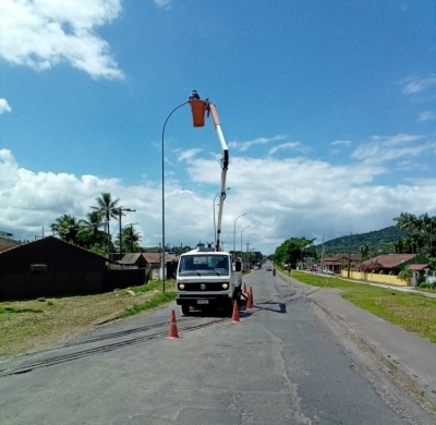 Prefeitura de Antonina inicia manutenção em lâmpadas em vários pontos da cidade