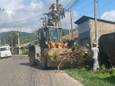 Prefeitura de Antonina realiza recolhimento de lixo especial na Ponta da Pita