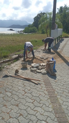 Prefeitura de Antonina realiza nivelamento da calçada na Prainha da Ponta da Pita