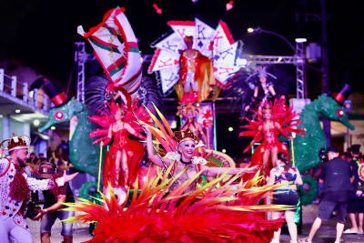 Escola de Samba do Batel encanta o público com o enredo “Cassino Batel: A Sorte Está Lançada”