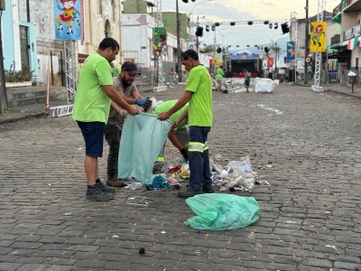 Prefeitura de Antonina realiza limpeza durante os cinco dias de Carnaval