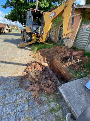 Prefeitura de Antonina realiza desobstrução de bocas de lobo no bairro Tucunduva