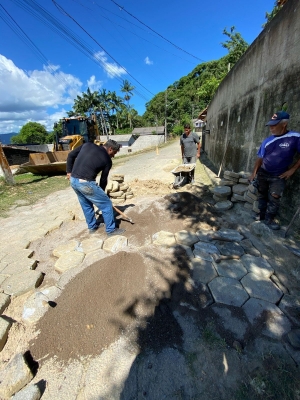 Manutenção de vias e calçadas é realizada no Bairro do Portinho