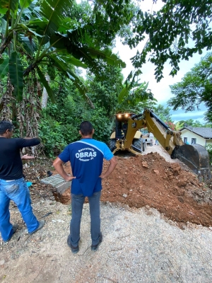 Prefeitura realiza manutenção de manilhas na Rua Imbituva do Morro, no bairro Guapé