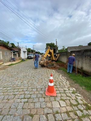 Prefeitura realiza manutenção no manilhamento da Rua Hemâncio, em Antonina