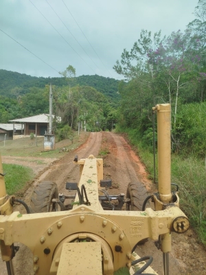 Prefeitura de Antonina realiza manutenção viária no bairro Itapema