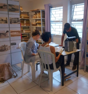 Estudantes de arquitetura visitam o Arquivo Histórico de Antonina. 