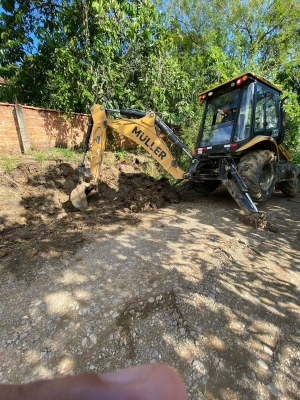 Prefeitura de Antonina realiza nivelamento de via no bairro Itapema