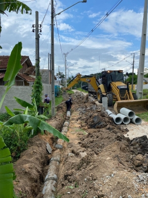 Prefeitura de Antonina realiza instalações de manilhas no Batel 