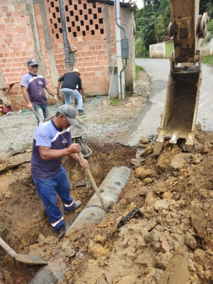 Prefeitura de Antonina realiza manutenção de manilhas no bairro do Saivá 