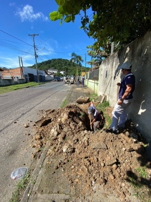 Prefeitura de Antonina realiza manutenção de manilha e calçadas no Batel