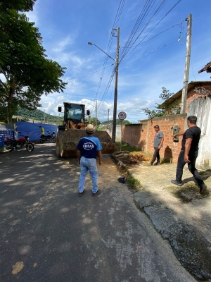 Prefeitura realiza manutenção de calçada no bairro Malvina nesta quarta-feira