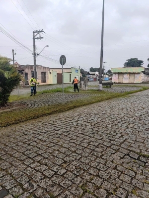 Prefeitura de Antonina Realiza Limpeza e Roçadas nos Bairros 