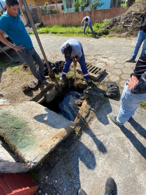 Prefeitura de Antonina realiza limpeza de bocas de lobo