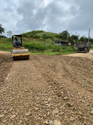 Prefeitura realiza manutenção de estrada no bairro KM5