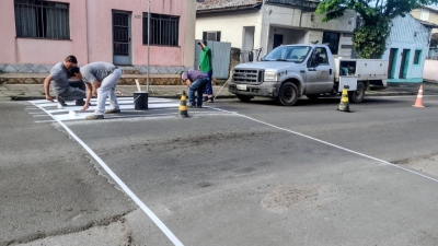 Pinturas de lombadas na Avenida Thiago Peixoto seguem sendo realizadas