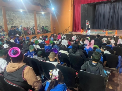Alunos da Rede Municipal de Antonina se encantam com espetáculo do Circuito Sesi Circo Malabarístico