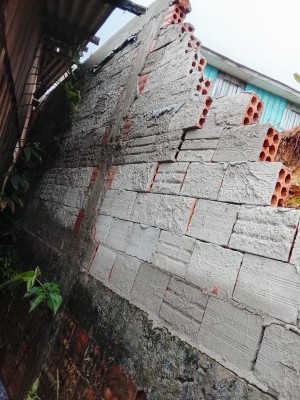 Defesa Civil de Antonina auxilia em queda de muro no bairro Tucunduva com apoio do Corpo de Bombeiros