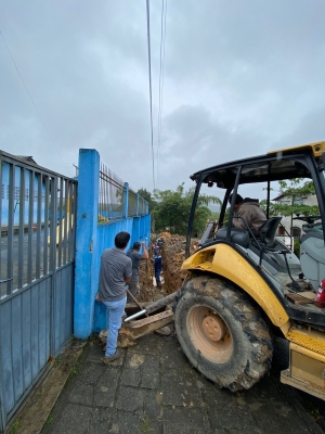 Prefeitura de Antonina realiza manutenção na calçada próxima à Escola Prof. Cleuza M. de L. Tagliatela