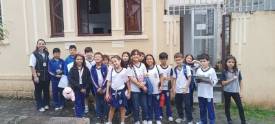 Turma do 3º C da Escola Municipal Gil Feres realiza aula de campo e explora história e geografia de Antonina