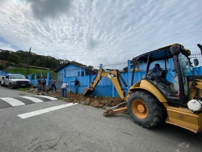 Prefeitura de Antonina realiza melhoria de calçada no bairro Tucunduva